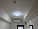 ドゥーエ曳舟3 明るいLED照明とエアコンが備わった廊下空間