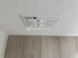 ドゥーエ曳舟3 天井に取り付けられた照明スイッチと通風口のある明るい室内空間
