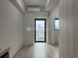 ドゥーエ曳舟3 大きな窓から街並みが見える明るいリビング空間