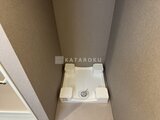 ドゥーエ曳舟3 トイレ室内の便器と白い便座カバーの様子