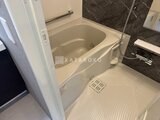 ドゥーエ曳舟3 黒い壁面と白い浴槽が対比した、落ち着いた雰囲気のバスルーム