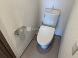 ドゥーエ曳舟3 温水洗浄便座付きのモダンなトイレ空間