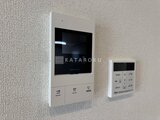 ドゥーエ曳舟3 モニター付きインターフォンと給湯器リモコンのある壁面