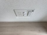 ドゥーエ曳舟3 天井に設置されたコンセント、照明、換気扇のスイッチパネル