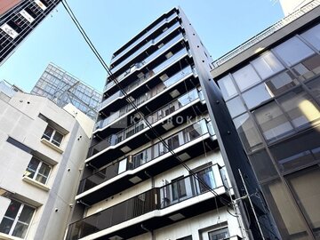 コンフォリア・リヴ茅場町 街中に建つモダンな外観の建物を下から見上げた様子