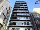 コンフォリア・リヴ茅場町 前面道路から見た黒いモダンな建物外観