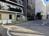 コンフォリア・リヴ茅場町 建物エントランス前のアプローチと周辺の街並みの様子