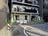 コンフォリア・リヴ茅場町 建設中の建物外観と前面の安全柵が設置された様子
