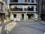 コンフォリア・リヴ茅場町 建設中の建物を囲む仮設フェンスと前面道路の様子