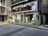 コンフォリア・リヴ茅場町 建設中の建物外観、緑色の仮設フェンスで囲まれた様子