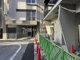コンフォリア・リヴ茅場町 エントランス前の明るい街並みと建物外観