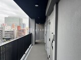 コンフォリア・リヴ茅場町 都市風景を見渡せるモダンなバルコニー通路