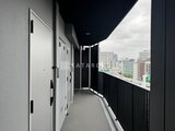 コンフォリア・リヴ茅場町 高層階からの都市風景を望むバルコニー付き共用廊下