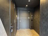 コンフォリア・リヴ茅場町 エレベーター内部のアースカラーを基調とした落ち着いた空間