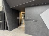コンフォリア・リヴ茅場町 モダンな素材を用いた落ち着いた印象のエントランスホール