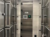 コンフォリア・リヴ茅場町 エレベーター内部の様子、モダンなデザインの壁面と操作パネル