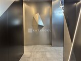 コンフォリア・リヴ茅場町 エレベーターホールのモダンなデザイン壁面と間接照明