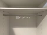 コンフォリア・リヴ茅場町 クローゼット内部の可動棚と収納スペースの様子