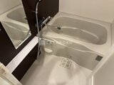 コンフォリア・リヴ茅場町 清潔感のある浴室とシャワー付きの浴槽