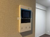 コンフォリア・リヴ茅場町 玄関脇に設置されたモニター付きインターホン