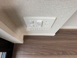 コンフォリア・リヴ茅場町 天井に設置された照明スイッチとコンセントの様子