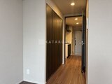 コンフォリア・リヴ茅場町 暖色系の照明が落ち着いた雰囲気の玄関から廊下への動線
