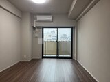 コンフォリア・リヴ茅場町 明るい窓からの眺望と木目調フローリングの落ち着いたお部屋