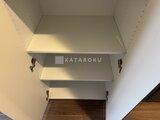 コンフォリア・リヴ茅場町 白い可動棚が整然と配置された、収納たっぷりのクローゼット内部