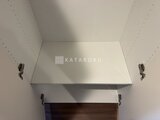 コンフォリア・リヴ茅場町 上部が開放的な吊り戸棚とダークブラウンの木製パネル