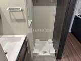 コンフォリア・リヴ茅場町 洗面台と洗濯機置き場を備えたコンパクトな洗面脱衣室