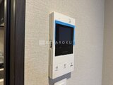コンフォリア・リヴ茅場町 玄関脇に設置されたモニター付きインターホン