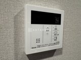 コンフォリア・リヴ茅場町 白を基調とした給湯器リモコン