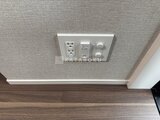 コンフォリア・リヴ茅場町 天井に設置された電源コンセントと調光スイッチ
