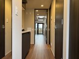 コンフォリア・リヴ茅場町 落ち着いた色合いの廊下から玄関と各部屋への動線が見える間取り