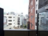 コンフォリア・リヴ茅場町 開放的なバルコニーから見た都市風景と周辺建物群