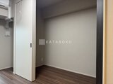 コンフォリア・リヴ茅場町 落ち着きのある色合いの洋室と廊下を仕切るドア