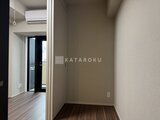 コンフォリア・リヴ茅場町 エアコン完備で広めの居室空間、奥に玄関へ続く廊下