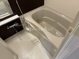 コンフォリア・リヴ茅場町 白を基調とした清潔感のあるバスルーム