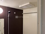 コンフォリア・リヴ茅場町 暗色タイルと天井換気扇を備えたモダンなバスルーム