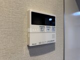 コンフォリア・リヴ茅場町 壁に取り付けたRinnaiのモニター付きインターホン
