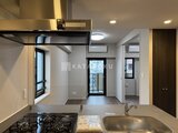 コンフォリア・リヴ茅場町 開放的なキッチンから居住空間へ繋がる間取りの様子