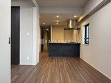 コンフォリア・リヴ茅場町 ダークカウンターと木目調床のモダンなキッチンリビング