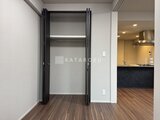 コンフォリア・リヴ茅場町 黒いフレームのクローゼットと奥に見えるキッチンのある居室