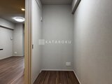 コンフォリア・リヴ茅場町 木目調フローリングと白い壁面が落ち着いた印象の廊下スペース