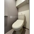 ドゥーエ曳舟2 収納棚付きの清潔感のあるトイレ空間