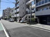 プライムブリス本所吾妻橋 前面道路から見た建物外観と駐車スペースの様子