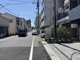 プライムブリス本所吾妻橋 前面道路から見た建物と周辺の住宅街の様子