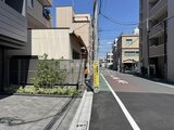 プライムブリス本所吾妻橋 前面道路から見たモダンな建物外観と周辺街並み