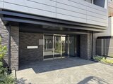 プライムブリス本所吾妻橋 深色タイルと金属パネルを組み合わせたモダンなエントランス