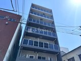 プライムブリス本所吾妻橋 青空を背景に立つ鉄骨造の建物外観